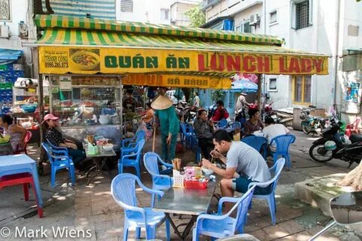 Hotspot Matrix: Biến Phương Oanh diện set đồ 50 thành cơ hội marketing đột phá